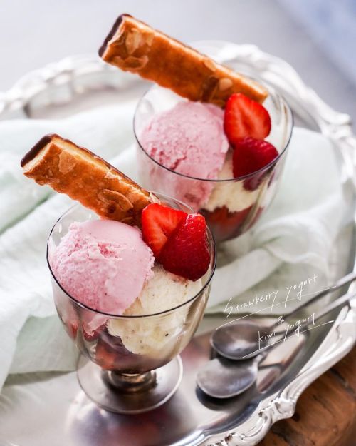 makichibayu:Sweets time！ 『ヨーグルトアイスサンデー』  旬の苺とヨーグルトで作ったアイスと もう一つはキウイヨーグルト味のアイス。 苺とパイも一緒にグラスに盛りつけて 春のサンデー！