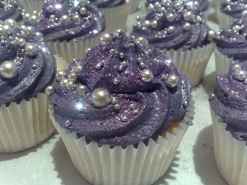 overnight-shipping:  veingme:  Glitter Cupcakes!  These look like something that’s been blessed by deep sea mermaids oh lord i need one now 