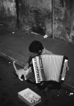 2000-lightyearsfromhome:  Ferdinando Scianna