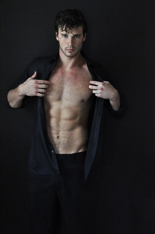 mancrushoftheday:  tiosquequitanelhipo:  Derek Theler  Reblogged via @man_crush