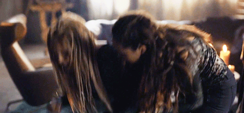 gaygasps:me: lexa’s hand is almost on clarke’s hip :Dalso me, a moment later: NO BUT SHE’S ONLY TRYI