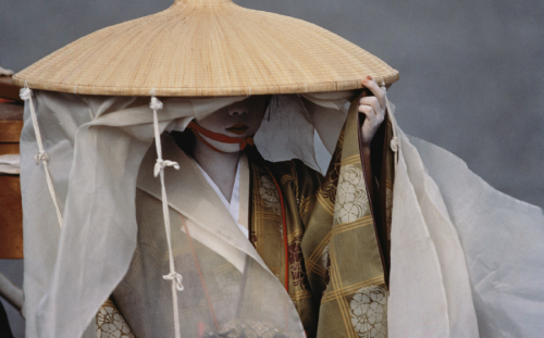 forgottencityiram:A Geiko dressed in a noblewoman’s travelling costume participates in the Jid