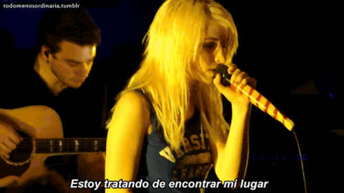 todomenosordinaria:  Y podría no ser aquí donde me siento segura…  (Paramore - Misguided Ghosts)