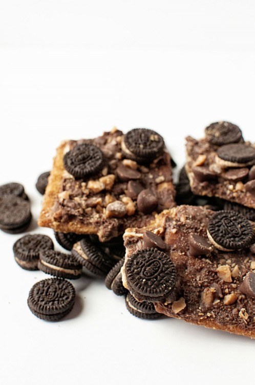 foodffs:  Peanut Butter Oreo Caramel Cracker ToffeeReally nice recipes. Every hour.