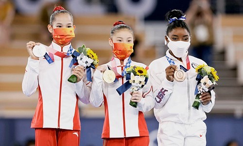 la-priestly: Silver medalist Tang Xijing, gold medalist Guan Chenchen and bronze medalist Simone Bil