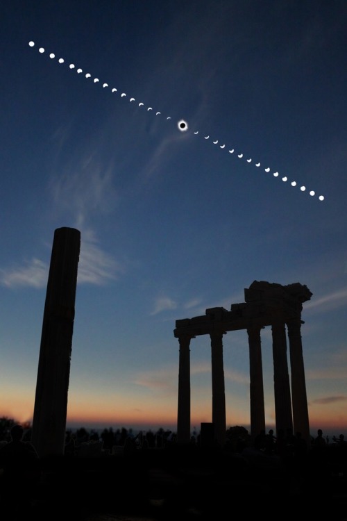 The total solar eclipse of 29 March 2006By: Cristina Tinta