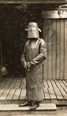 dropboxofcuriosities:  World war 1 clothing. 