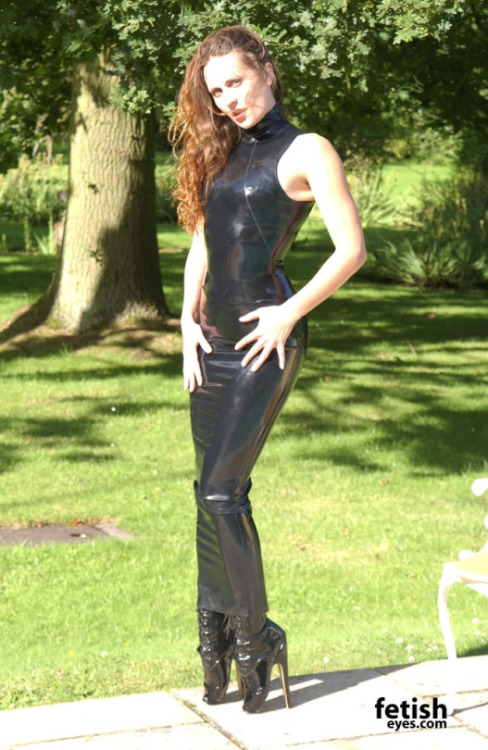 leatherlatexmstress: beautiful latex Goddess….