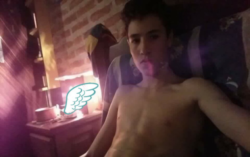 heteros-caidos:  Tomas M. 18 años jarocho (Ganador)  Un chavo que va en la misma prepa q yo, un año mayor y jamas pense q fuese tan cochinote jeje 😳😳