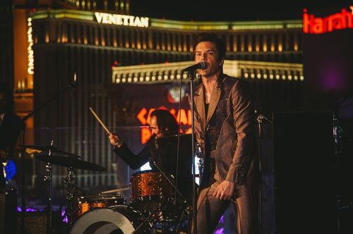 shinybrandon: on the roof top of ceasars palace. photo by Rob Loud