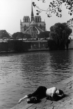 almavio:François Le Diascorn,  Jeune femme endormie devant Notre-Dame de Paris, c.1980