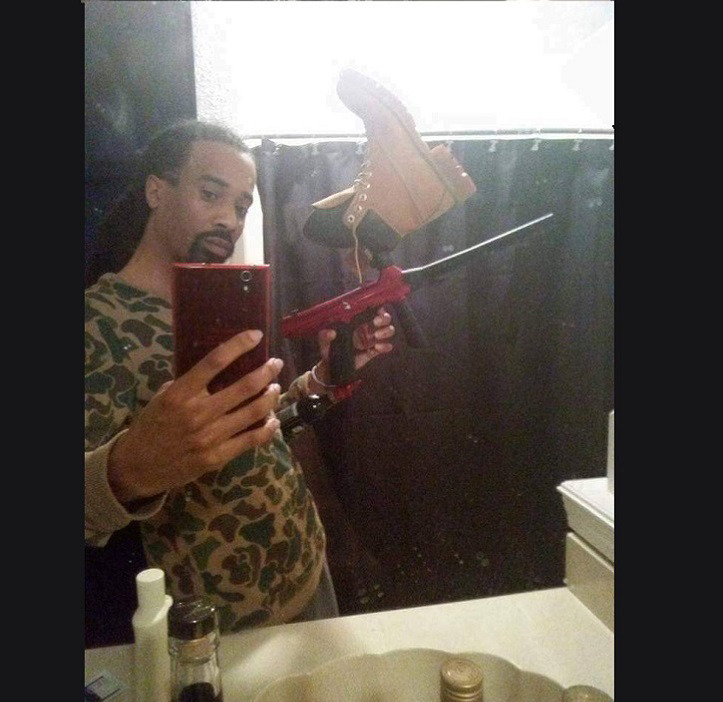 letthegaycommence: catchymemes:     When guns aren’t terrifying they are some of