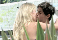 fyeahshippers:  Fernanda & André:”Ter, a um sonho de amor, o coração sujeito;  é o mesmo que cravar uma faca no peito.  Esta vida é um punhal com dois gumes fatais:  não amar é sofrer; amar é sofrer mais” - Menotti Del Picchia. 