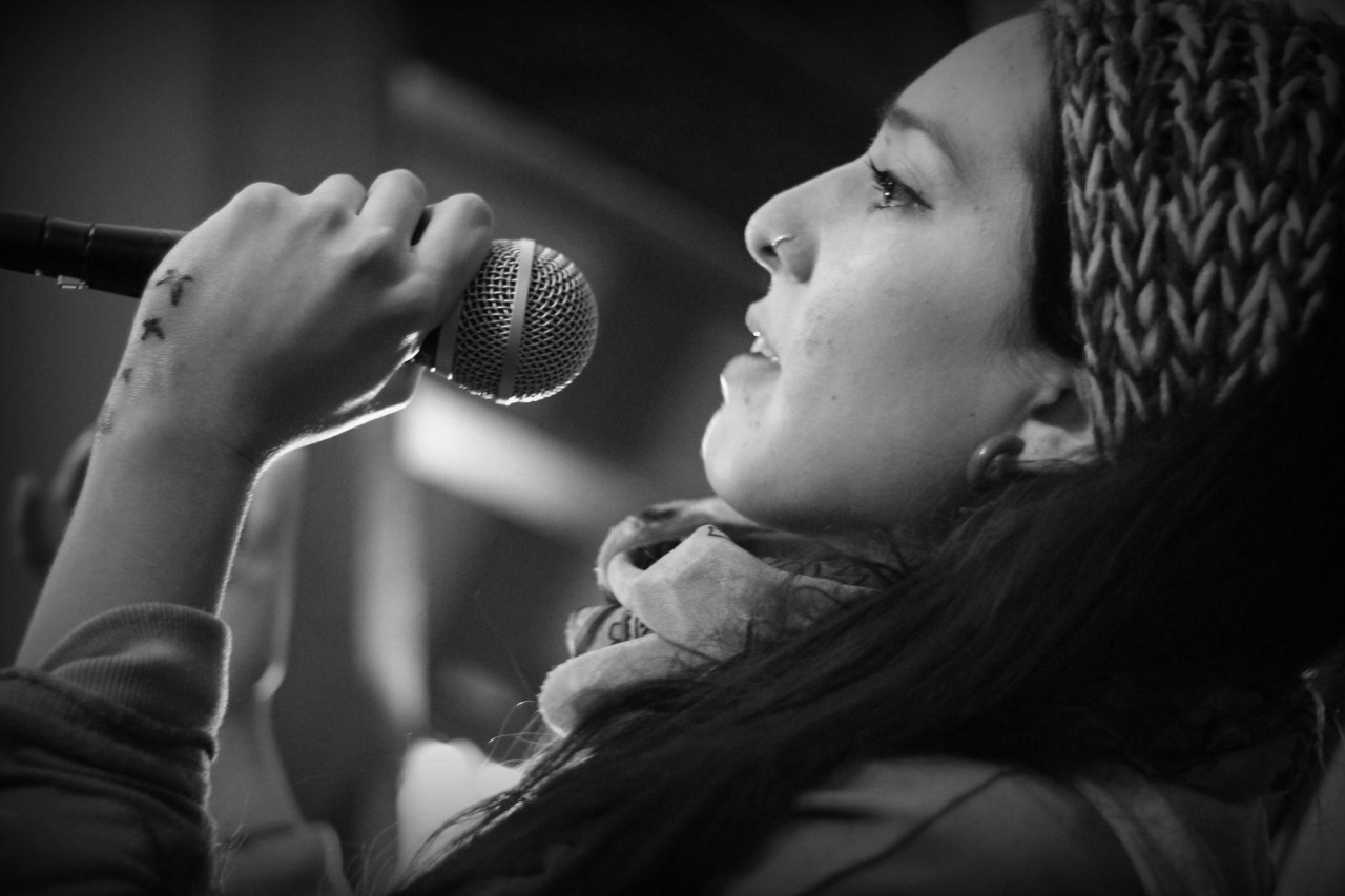 yo-elegi-vivir-contento:  No canto por cantar, ni por tener bonita voz ♫♪