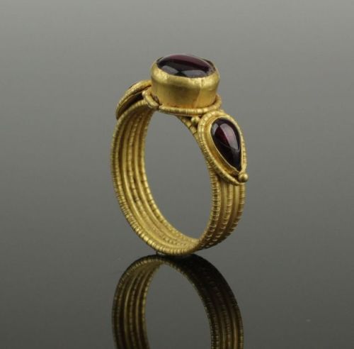 gemma-antiqua: Merovingian gold and garnet ring, dated to the 6th century CE. Source: Trinity Antiqu