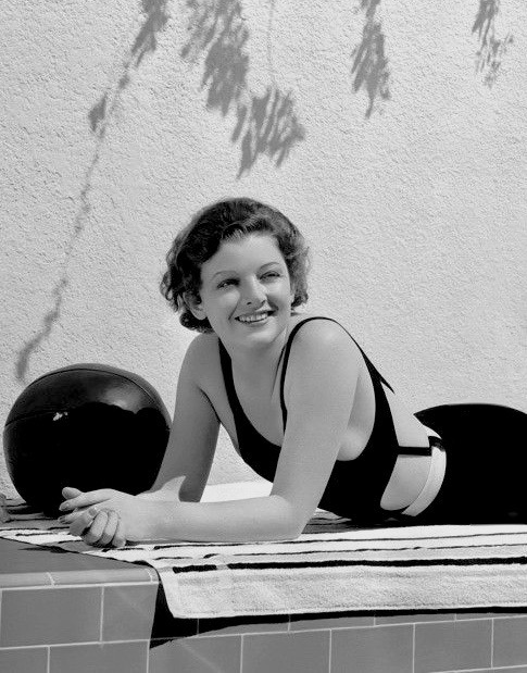 summers-in-hollywood:Myrna Loy sunbathing, 1930s