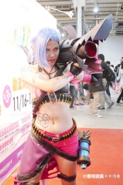 league-of-legends-sexy-girls:  Jinx Cosplay