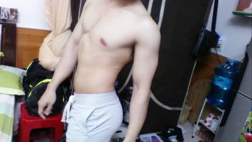 bravenguyen:  choikhongiu:  duycute113:  manjam1981:  traidepquanhta:  Gym boy Tiến - Part 1Chưa biết thẳng hay cong mà nhìn tướng đúng chuẩn bot luôn  be nay bot quan 2, lt roi hang thi ok ma o ngoai lùn lam hay di lam cong qua trong