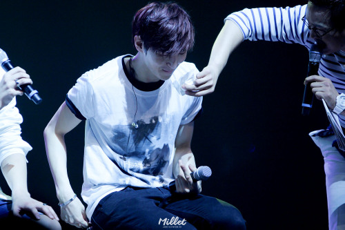 116/647 what if i told u this is not the only instance of a man wiping the sweat off leo? what if i 