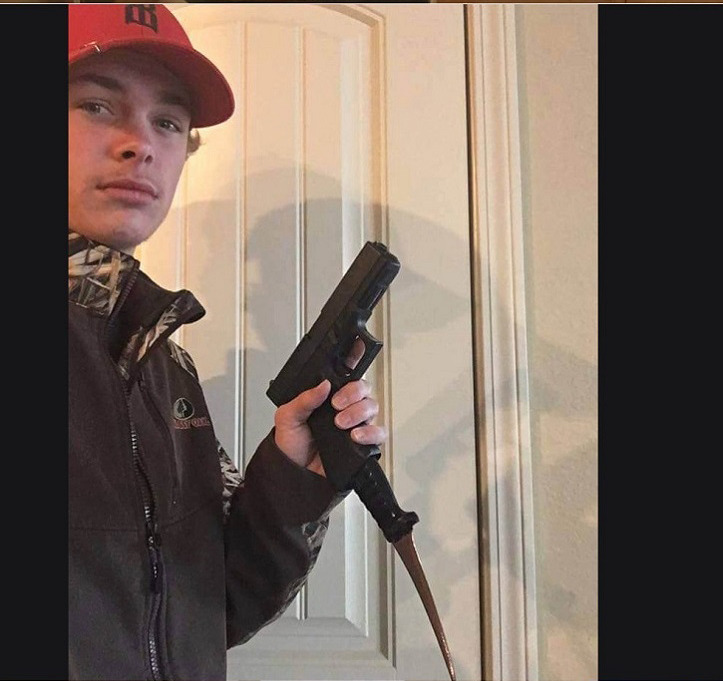 letthegaycommence: catchymemes:     When guns aren’t terrifying they are some of