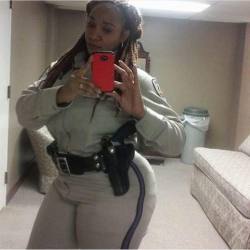 phatculos:  She can arrest me any day 😳 #phatculos #thick 