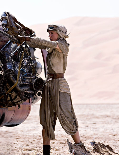 daisydaaes:Stills of Daisy Ridley as Rey in Star Wars Ep VII: The Force Awakens (2015)