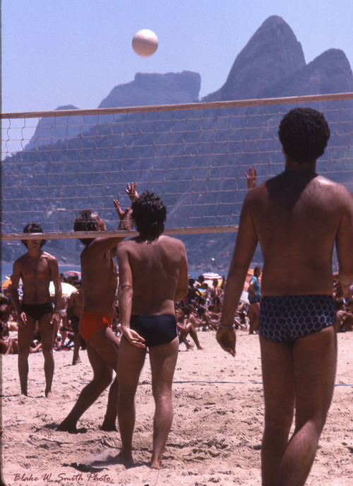 theocseason4: vintageeveryday: Stunning color pictures of the daily life at the Rio beaches in the l