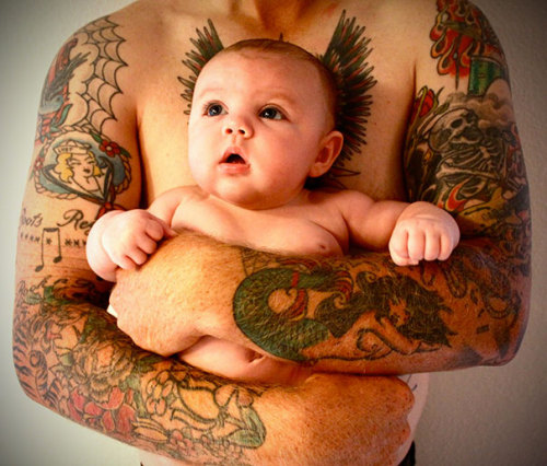 mugglebornandraised:  boredpanda:    Babies And Their Tattooed Parents That Look Absolutely Beautiful Together    where’s that post that is like “it confuses me when tattooed people have kids that come out blank”