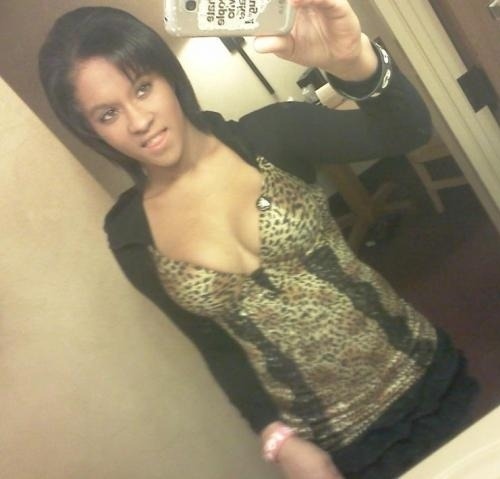 iheart-amateurs:  Sexy light skinn 