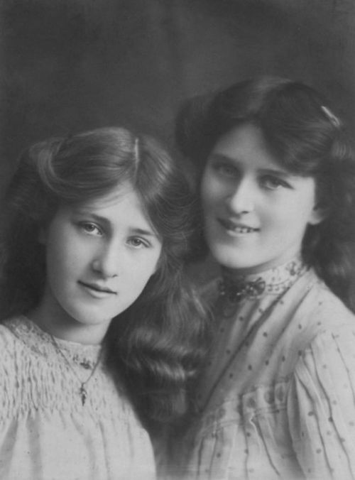 30 beautiful vintage portrait photos of the Dare Sisters, Phyllis and Zena, from the early 20th cent