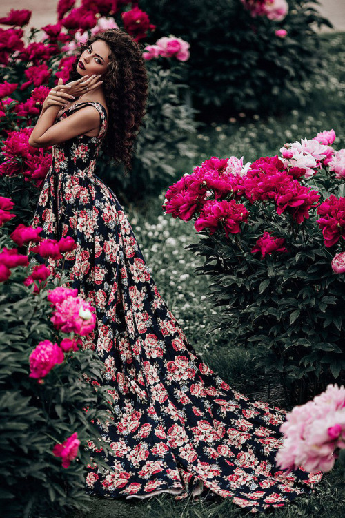 inkxlenses:  Beauty in a garden of thorns | © Yulia Vasilyeva