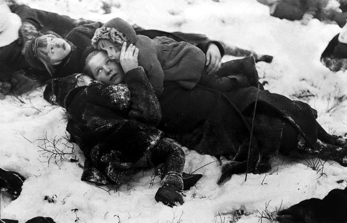 sac-de-terre: Une mère finlandaise et ses enfants se mettent à couvert dans la neige après un raid aérien soviétique pendant la Guerre d'Hiver finno-soviétique. En Octobre 1939, l'Union soviétique a tenté de négocier avec la Finlande pour le transfert de territoires finlandais sur l'isthme de Carélie et les îles du golfe de Finlande à l'Union soviétique et de la mise en place d'une base militaire soviétique près de la capitale finlandaise Helsinki. Le gouvernement finlandais a refusé, et l'armée soviétique a attaqué la Finlande le 30 Novembre 1939. Tammisaari (Ekenäs), Southern Province Finlande, Uusimaa, Finlande. Décembre 1940. Image prise par Carl Mydans.