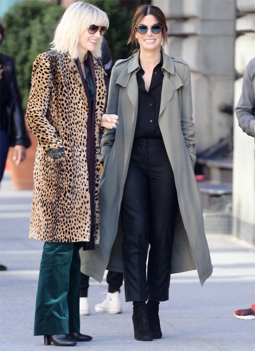 whatmakesyoulove:BOND GURLS Cate Blanchett and Sandra Bullock on the set of ‘Ocean’s Eight’ on Octob