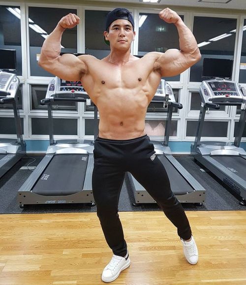 aznboysparadise: IG: junchoiofficial Another buff Asian gym guy. But where&rsquo;s his bulge? Ca