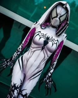 sharemycosplay:  #Cosplayer @_mandalorian with an absolutely epic shot of her #symbiote #spidersuit. #cosplay #marvel #spiderverse  @_mandalorian - 💀💀🕸🕷 Designed - @jamietyndall  Pattern - @brandonogilberto  Made - @therpcstudio 📸 : @robxero