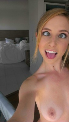 shooting-myself:  Do I look kookoo? We dare you to submit your self shot pictures at:  http://www.selfshotpictures.com/submit we ONLY accept quality selfies!   Very cute and great titty shot