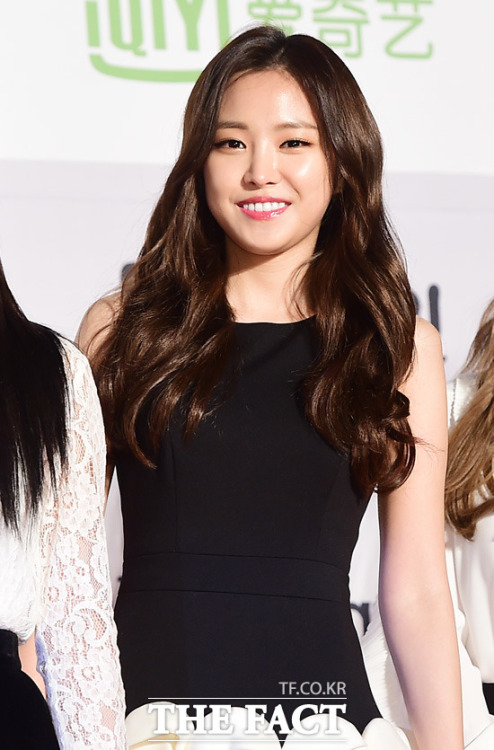 Son Na Eun (A Pink) - 25th Seoul Music Awards Red Carpet Pics