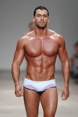 greenspeedos:  isn’t he hot