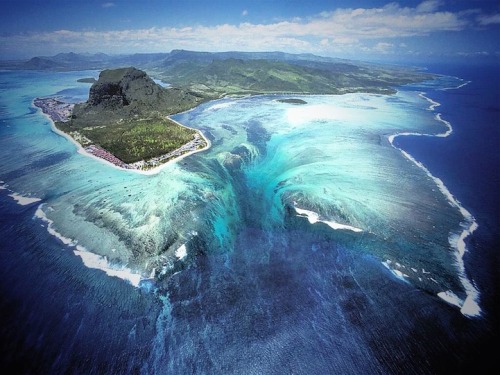 mymodernmet: Spectacular Aerial Illusion of an Underwater Waterfall