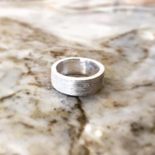 “Chokusen” textured band in sterling silver ⛏ #alternativewedding (at Made You Look Jewellery)