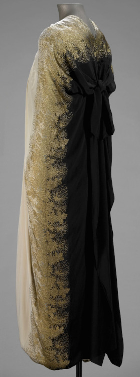 Evening CapeGabrielle ‘Coco’ ChanelHouse of Chanel1927This evening cape is constructed o