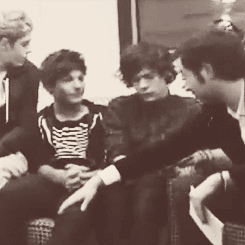 lovebeweird:  Here we can see the causal ‘Louis and me aren’t toghether and larry is not real but if you touch my boy you will die’ look that Harry gives to the interviewer in this gif.It’s something very strange, unusual, and weird. Obiously,