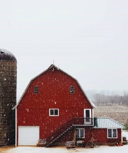 oldfarmhouse:  “Who else is excited for the first snowfall of the season?! ❄️    #awellwornstory”  (via #countrylivingmag @instagram