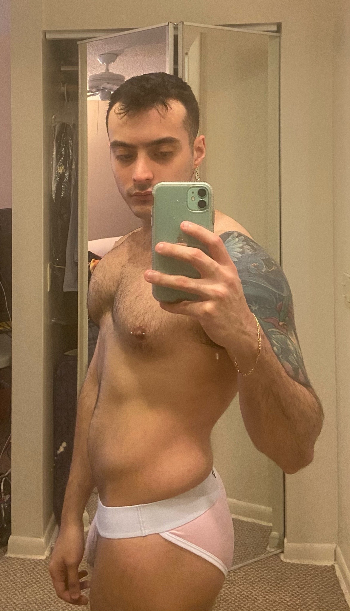 wilowisp:have some celebratory thotty pics for me passing my nursing entrance exam 😌