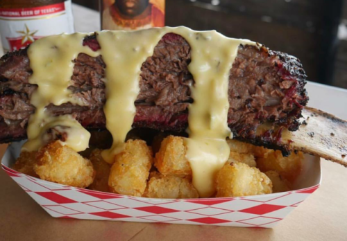 Beef rib with cheese sauce with tater tots