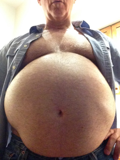 dcgluttonhog:  Second breakfast was followed by chugging an entire tub of gelato….stuffed - and still want MORE