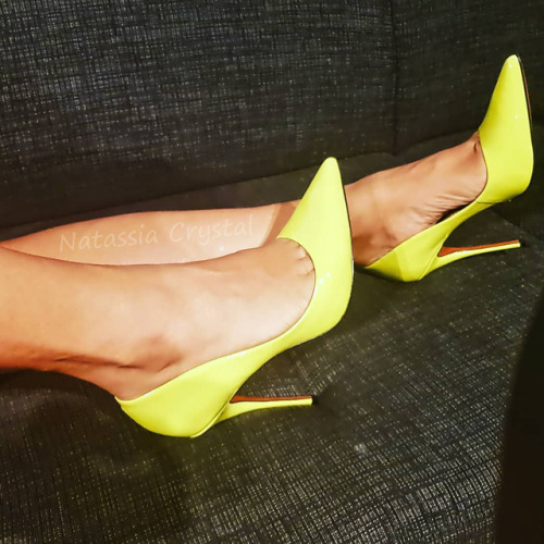 Are you ready for the weekend? #shoefie #yellowheels #stilettos #stilettoheels #pumps #highheels #in