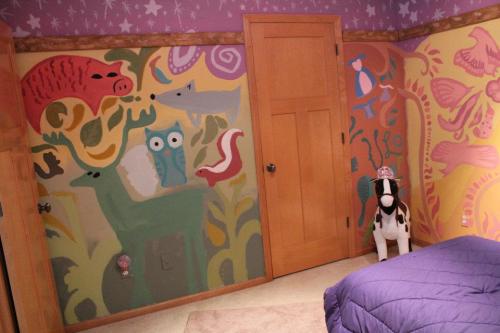 snowqueenelsa:becomingirreplaceable:Tangled inspired room I painted for my younger sister. All right