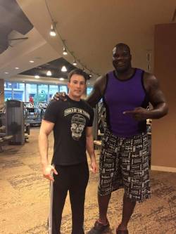 andillwriteyouatragedy:  fieldbears:  copperbadge:  tehnakki:  Snack-sized Dorito.   HE’S SO TINY NEXT TO THE SHAQJesus Shaquille’s bicep is like the size of Chris’s entire head.   that is the face and the body language of a man who is not used