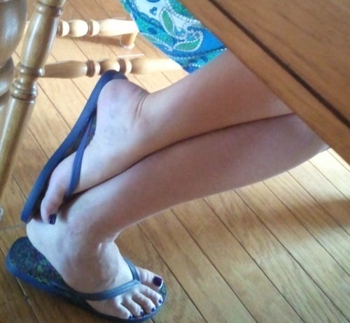 sexycandidfeet: Teen babysitter